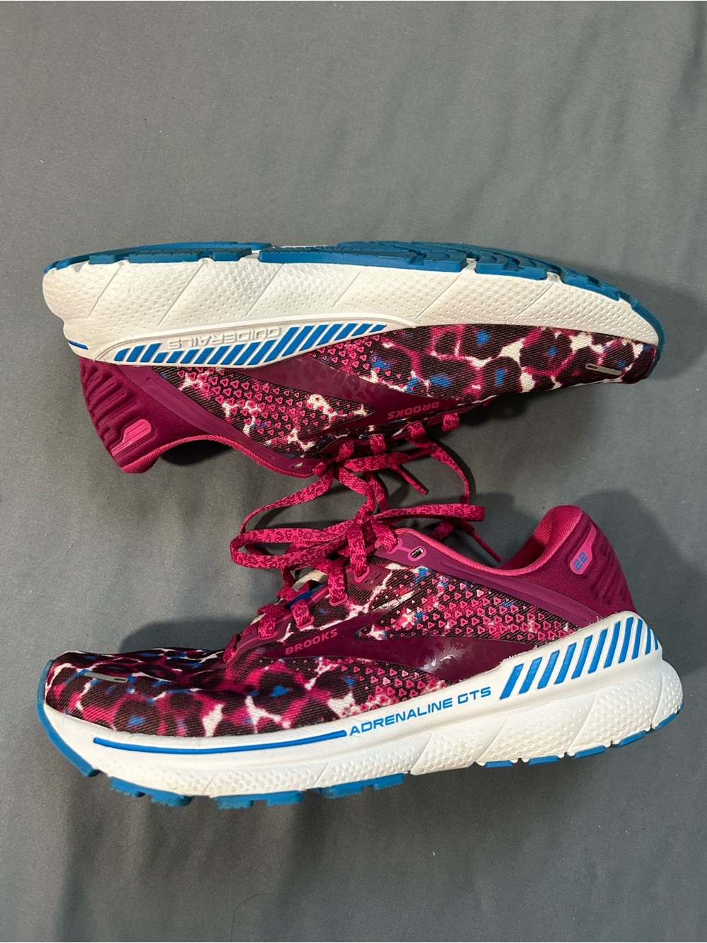 Brooks Adrenaline GTS 22 Running Shoes Women's Size 10 pink wild cosmic cheetah
